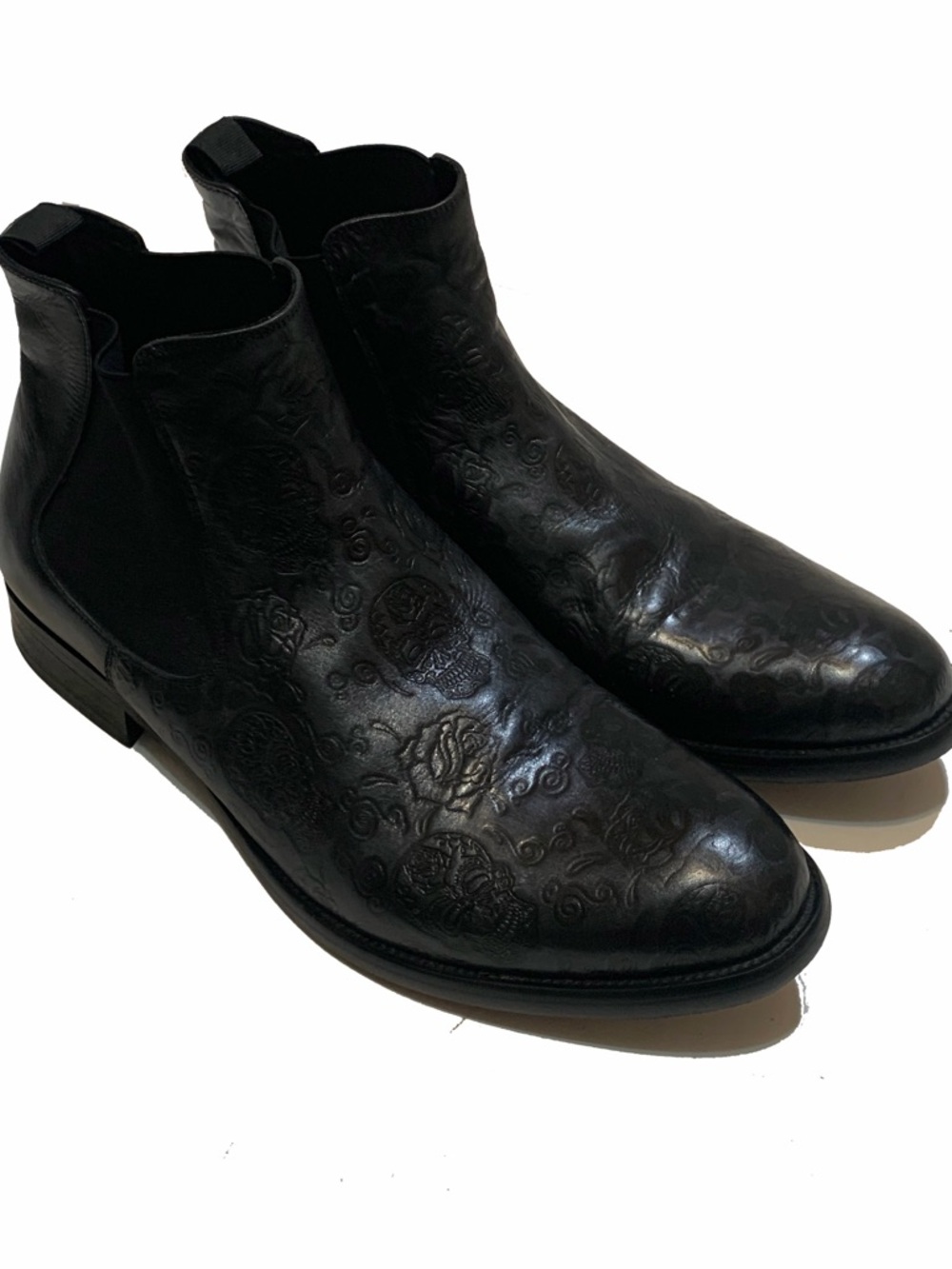 Robert men’s Graham Dawson Chelsea
Boots Embossed Skull
Roses